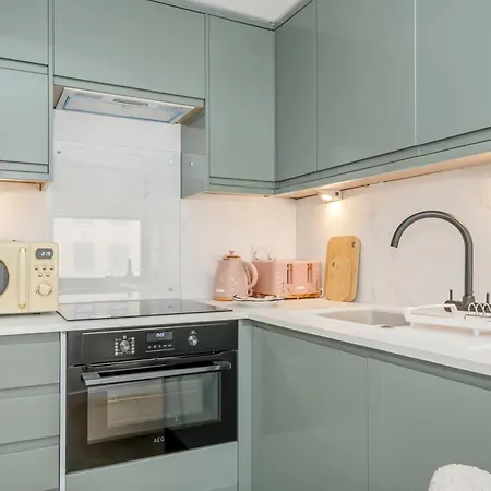 Dreamy Centre Retreat - Ideal For Couples - Pass The Keys Apartman *