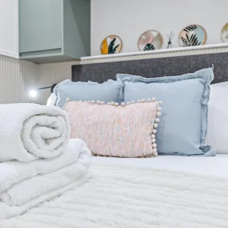 Dreamy Centre Retreat - Ideal For Couples - Pass The Keys Apartman *
