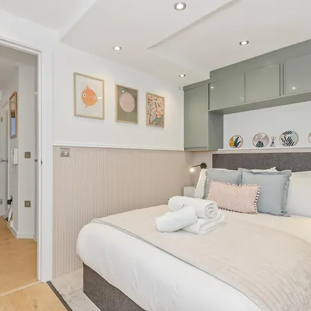 Dreamy Centre Retreat - Ideal For Couples - Pass The Keys Apartman *